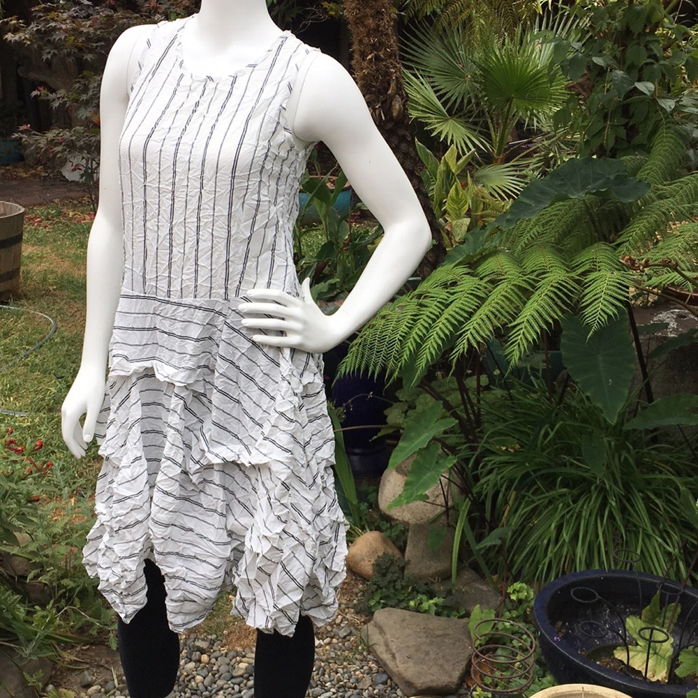 COMFY Sleeveless Crinkle Dress in Black & White - Picture 2 of 8